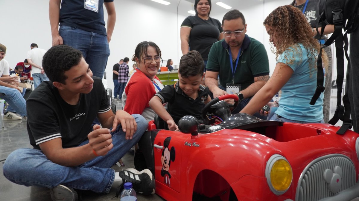 adaptan carros eléctricos de juguetes para niños con discapacidad