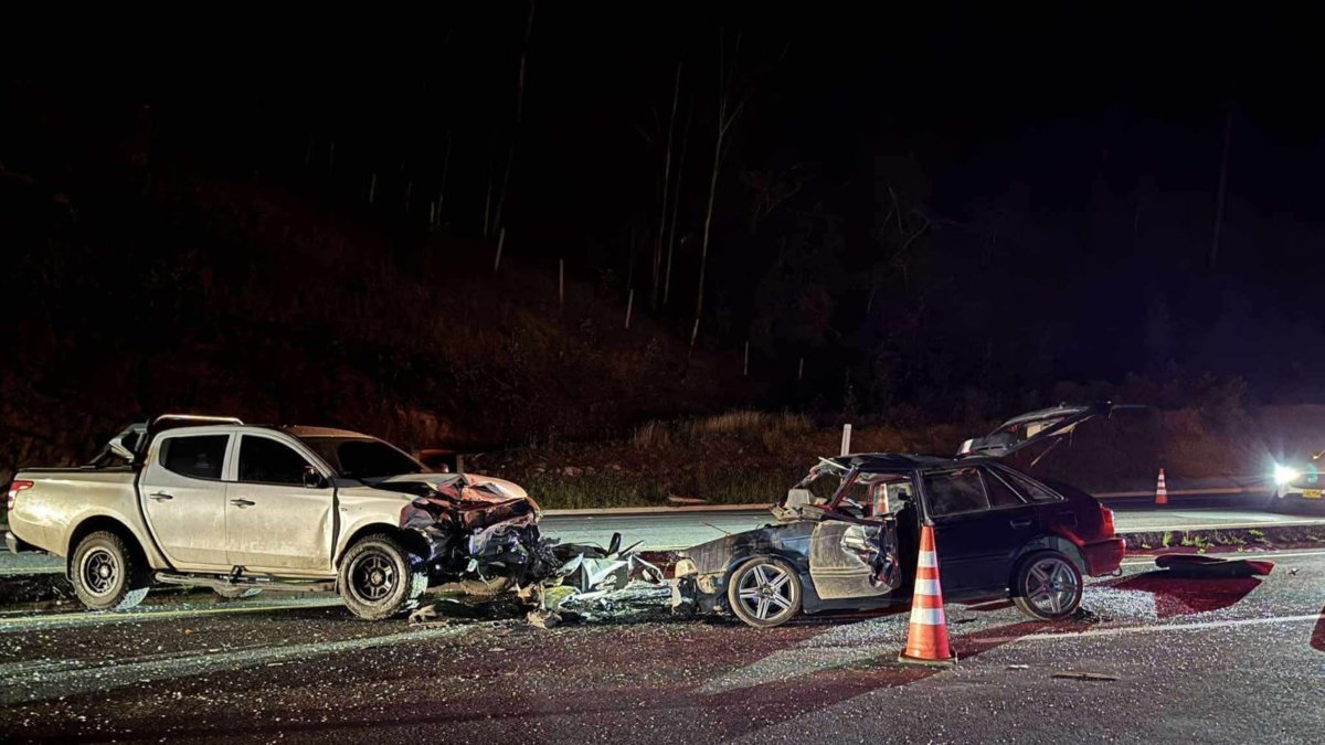 tres personas murieron al quedar atrapadas en sus carros y una más quedó herida; lo que se sabe