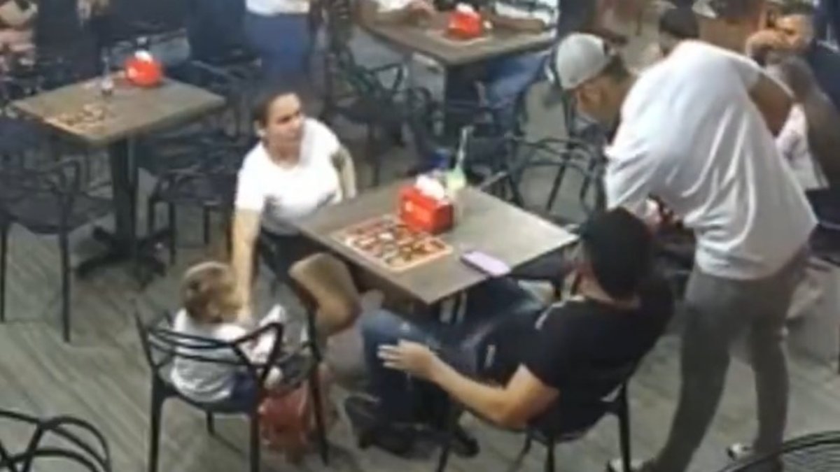 Este es el video del momento en que el cantante Jesús Romero fue víctima de atraco a mano armada en un restaurante en Barranquilla.