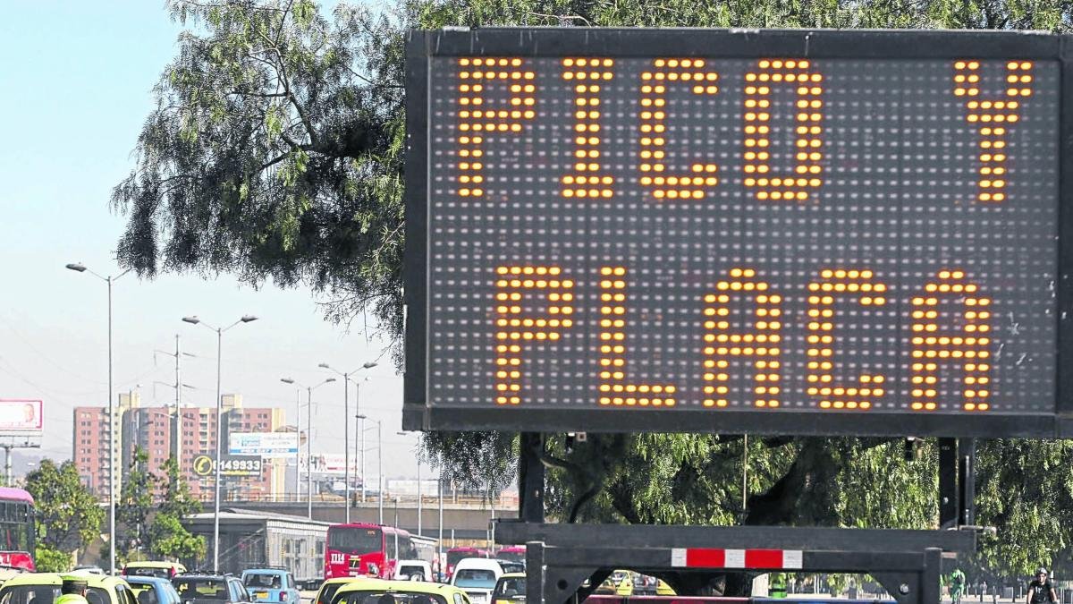 Alcalde Carlos Fernando Galán anunció conversaciones para discusión de pico y placa los sábados en Bogotá: 'Entiendo la preocupación'