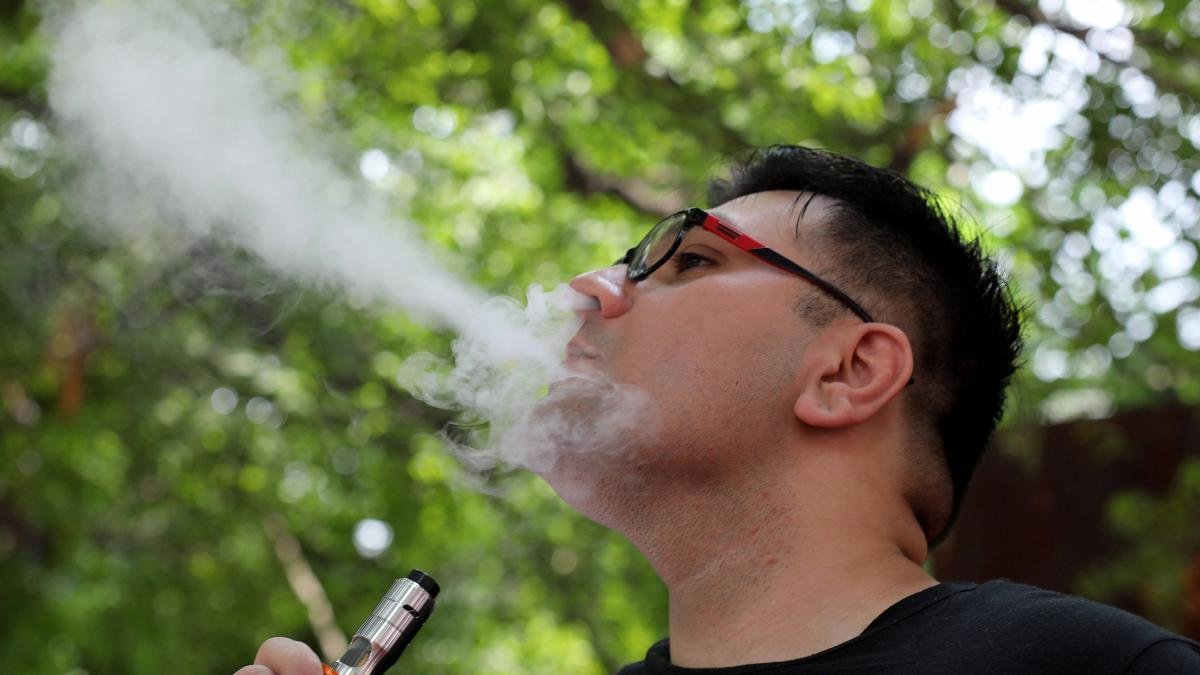 Alcaldía de Medellín prohibió la venta y consumo de vapeadores y cigarrillos electrónicos en colegios, universidades y sus entornos.