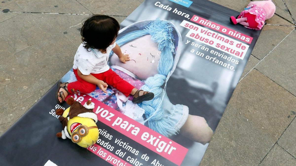 le habrían encontrado grabaciones para comercializarlas