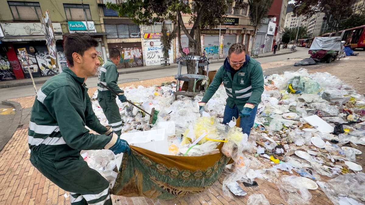 grupos de WhatsApp y camiones con melodías que avisan a la comunidad cuando llegan al barrio