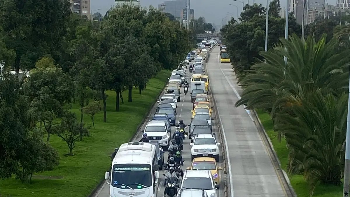 El 30 por ciento de los vehículos que circulan en Bogotá se verán afectados por la nueva medida del pico y placa los sábados.