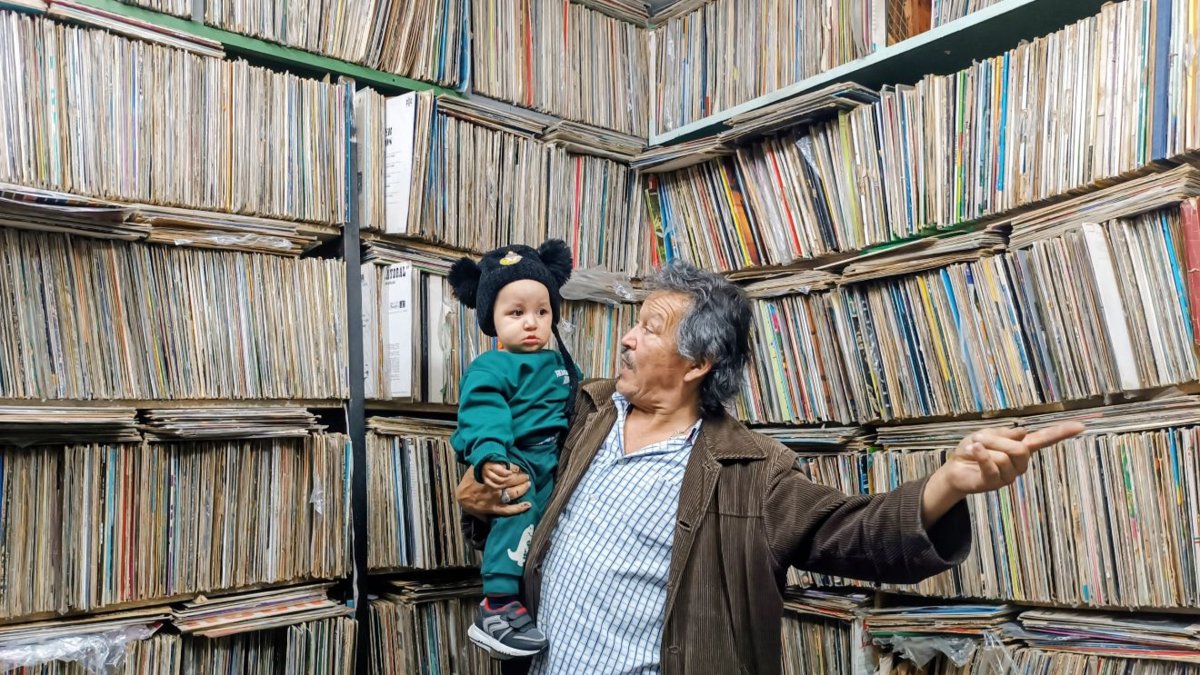En el humilde taller de un viejo zapatero está el 'museo' del vinilo