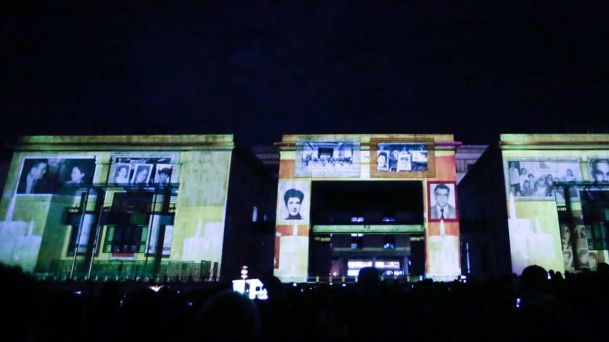 Así luce el Palacio de Justicia en el centro de Bogotá por actos conmemorativos a las víctimas y sobrevivientes del holocausto.