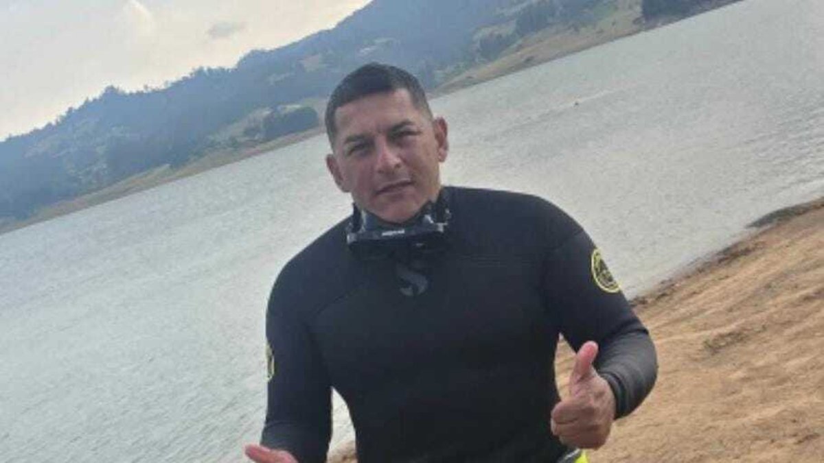 un bombero desapareció mientras buscaba a una niña.