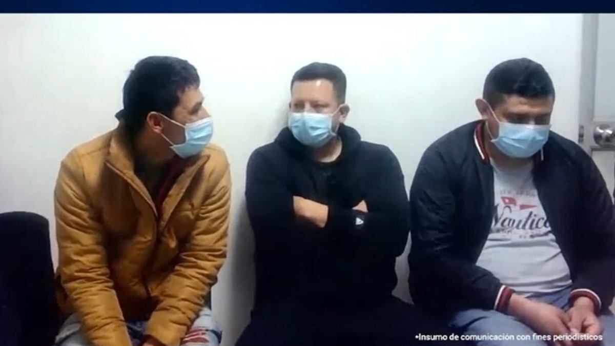 Una prisión tres policías y un civil que transportaban estupefacientes y panfletos del ELN en el centro de Bogotá.