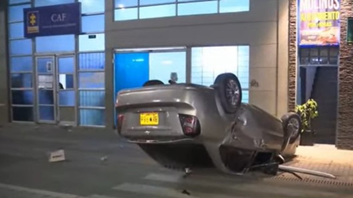 Aparatoso accidente en el sur de Bogotá, al parecer, durante piques ilegales, deja un motociclista gravemente herido