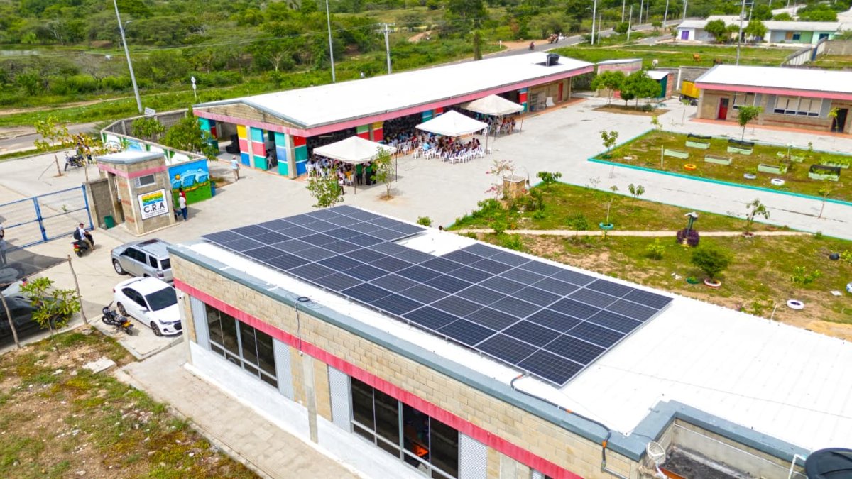 un colegio público que funciona con energía solar y enseña sostenibilidad ambiental