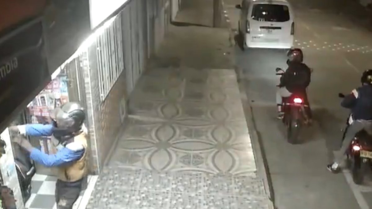 Cámaras de seguridad captaron el robo en un local comercial de Usme