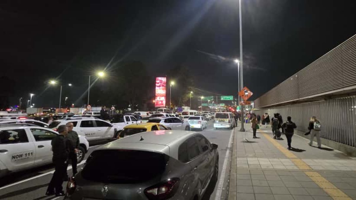 Camión volcado sobre la avenida calle 26 genera trancón monumental y retrasos para llegar hasta el aeropuerto; esto dijo la terminal aérea