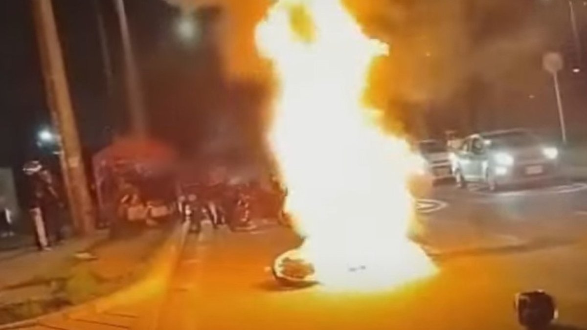 vecinos y motociclistas queman moto de delincuentes tras hurto a una mujer en la localidad de Ciudad Bolívar