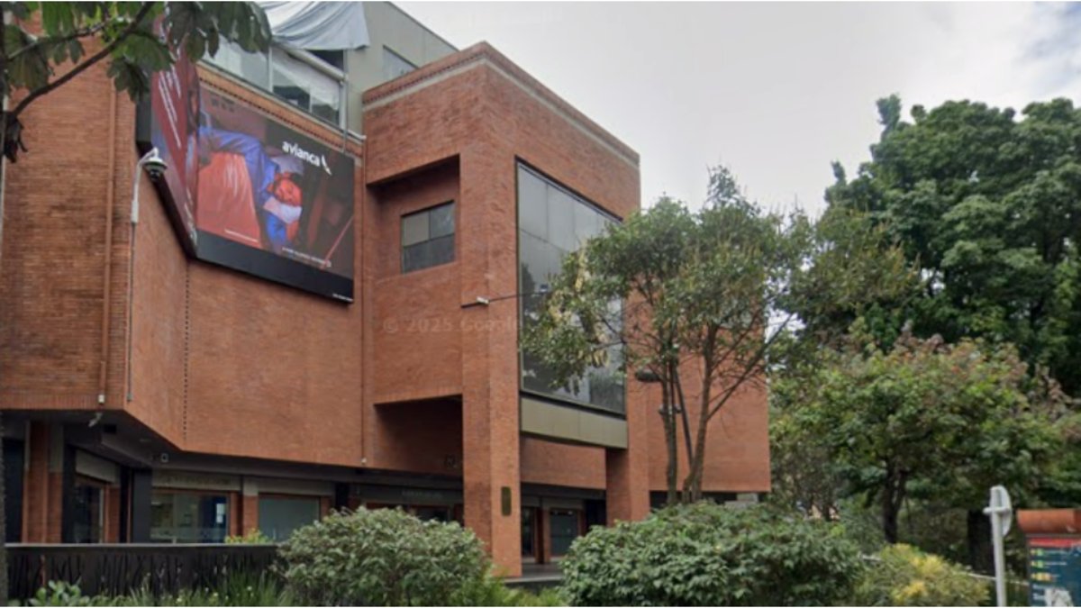 Menor de edad, hijo de reconocido periodista, fue robado por varios hombres en el centro comercial Andino