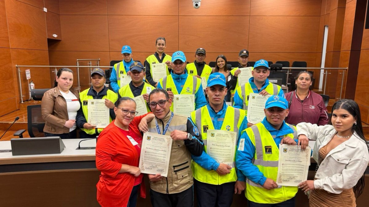 Guardas que enfrentaron a colados con cuchillo en el portal 20 de Julio de TransMilenio fueron condecorados por el Concejo de Bogotá.