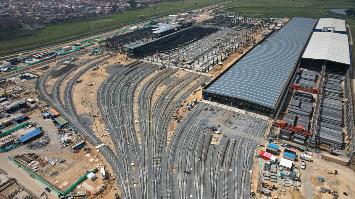 Avanza la instalación de los rieles de la primera línea del metro de Bogotá; así se ven el patio taller y la estación uno