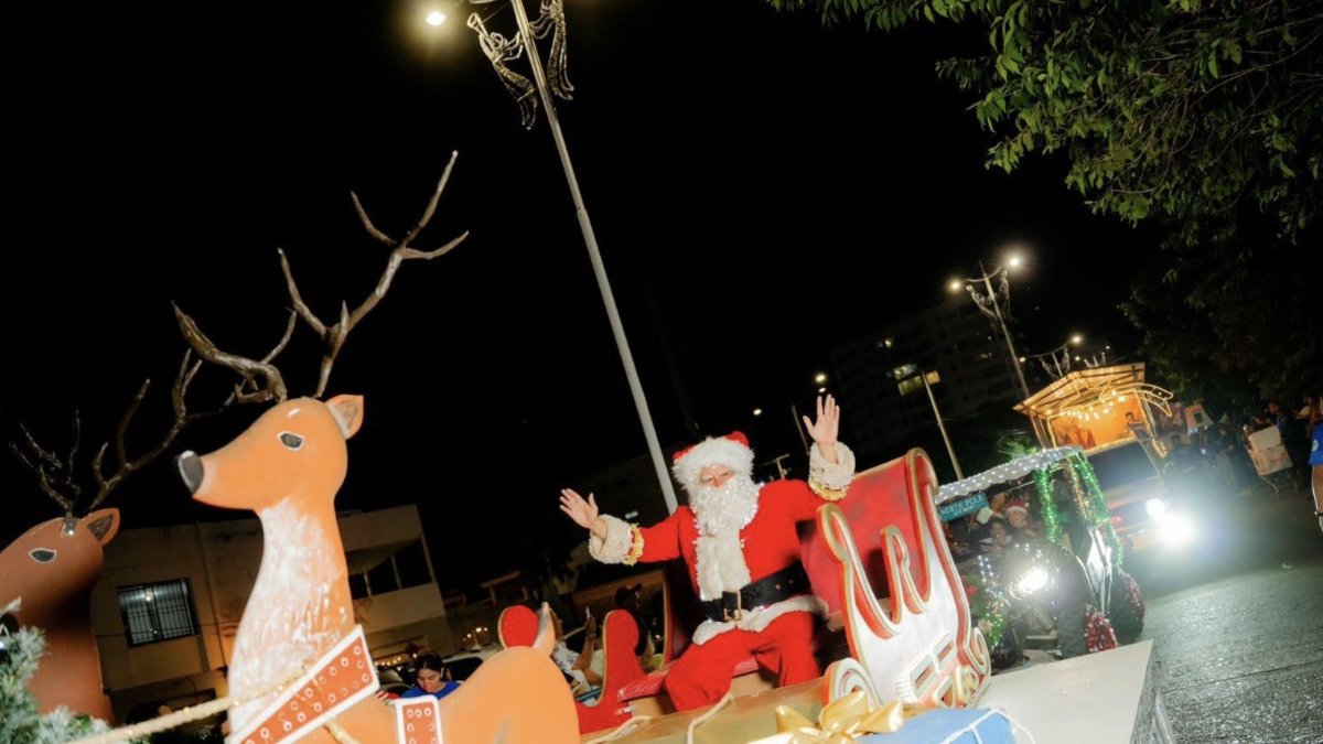 más de 600 niños y once carrozas iluminadas en el espectáculo navideño