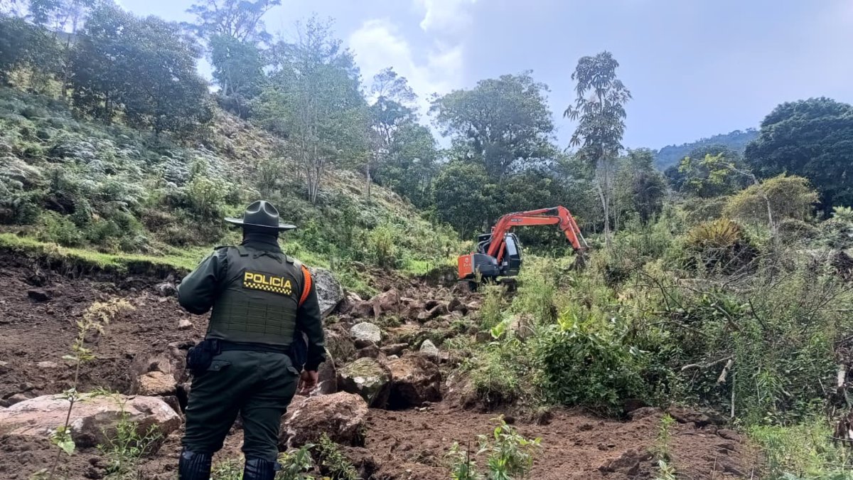 incautaron explosivos y maquinaria amarilla
