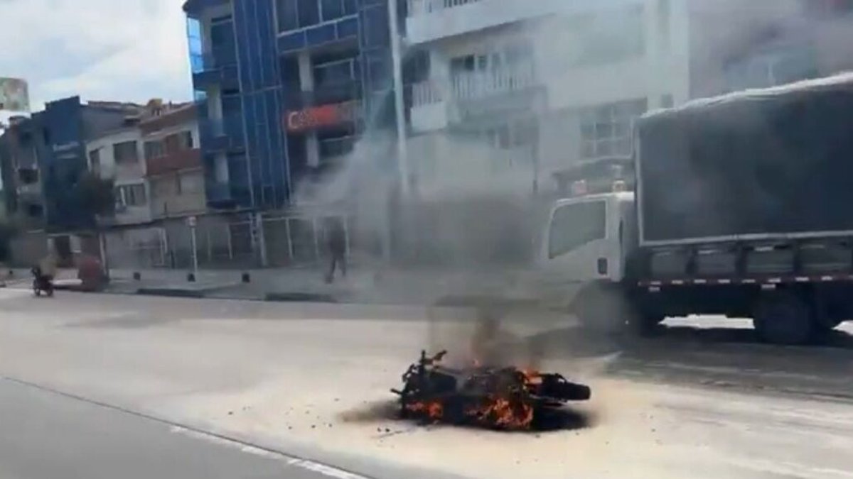 Moto se subió en plena NQS y generó congestión en Puente Aranda