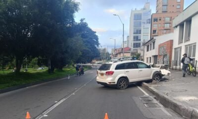 Camioneta chocó y tumbó un poste en concurrida vía del norte de Bogotá: cerraron el paso y hay trancón