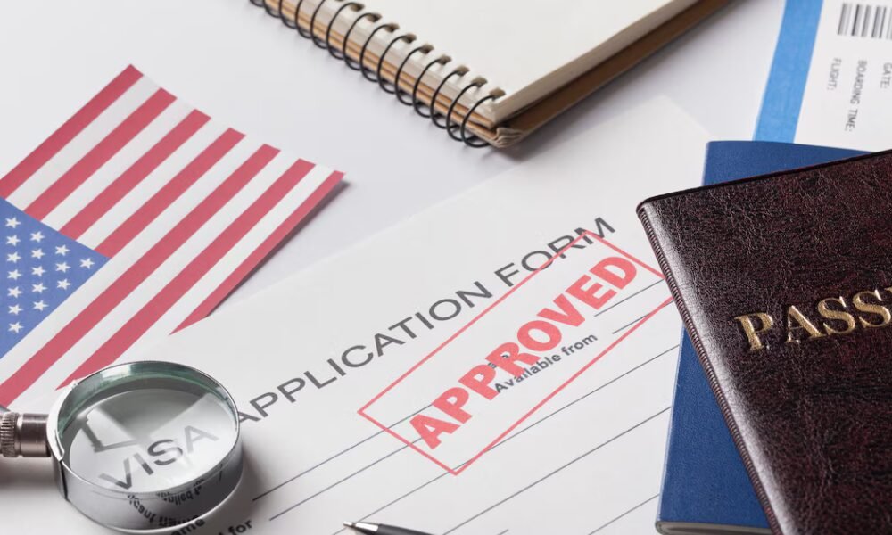 Creadora de contenido, experta en procesos migratorios, aclara si le pueden negar la visa por deber en Datacrédito