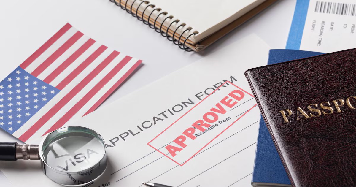 Creadora de contenido, experta en procesos migratorios, aclara si le pueden negar la visa por deber en Datacrédito