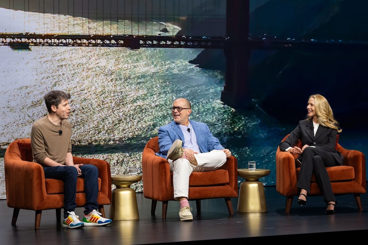 Faltan dos años para el “iPhone de la IA”, revelan Sam Altman y Jony Ive