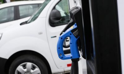 Gobierno Petro anunció las nuevas normas que tendrán los vehículos eléctricos tras la llegada de Tesla a Colombia