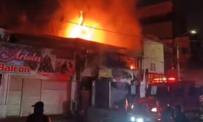 Incendio en pleno centro de Bogotá moviliza a Bomberos y cierra vías en San Victorino