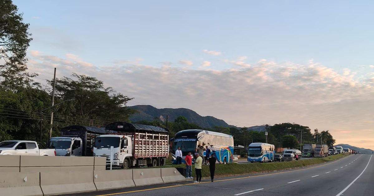 La vía Yopal-Aguazul duró cerrada 8 horas por amenaza de explosivos: Autoridades reforzarán la zona