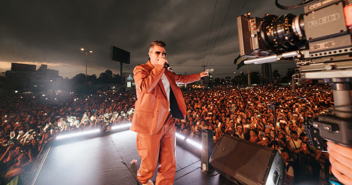 Pipe Bueno sufrió fuerte caída que desató risas entre sus seguidores: “Vive más en el piso que en la casa”