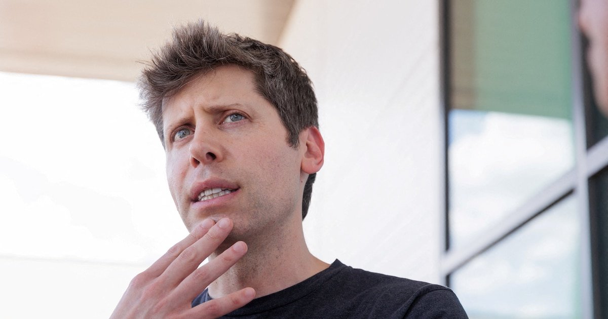 Sam Altman revela que el primer dispositivo de OpenAI es igual de revolucionario al iPhone pero da mayor “paz”