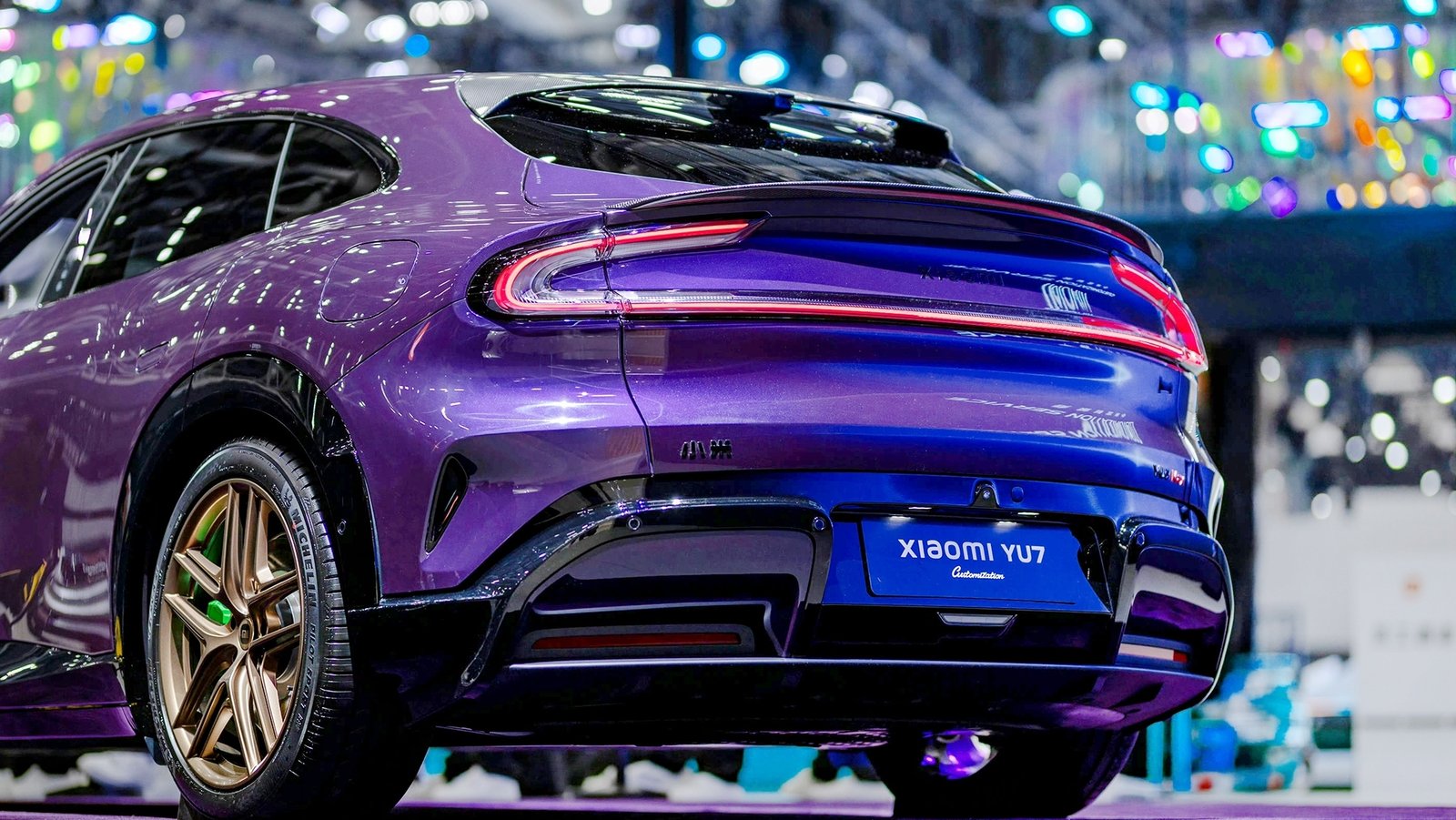 Ya se puede comprar 'el mejor SUV eléctrico del mundo' (se vende más que el Tesla Model Y) con logos en oro de 24 quilates
