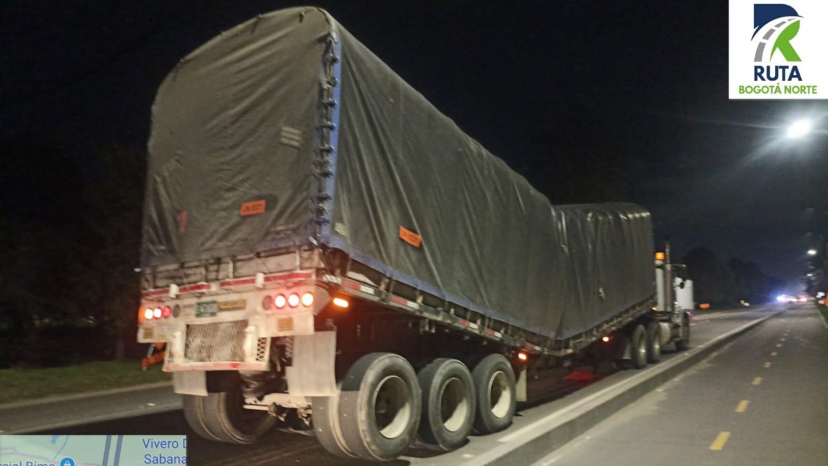 Caravana de tractomulas cargadas de insumos para Indumil están detenidas en la autopista Norte, sentido Chía-Bogotá: reportan alta congestión