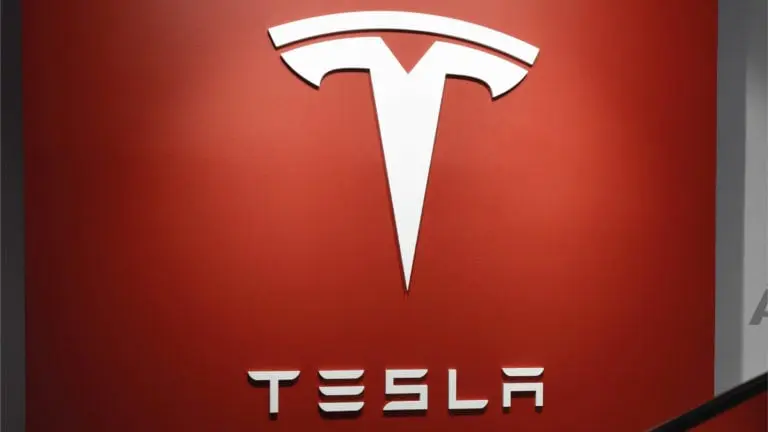 Tesla bajo investigación por temor a que las manijas manuales de las puertas del Model 3 estén 'ocultas y sin etiquetar'