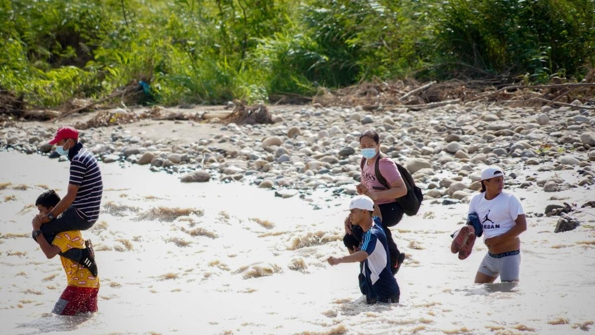 Desde el Atlántico alertan que tensiones regionales están disparando los cruces terrestres de venezolanos hacia Colombia