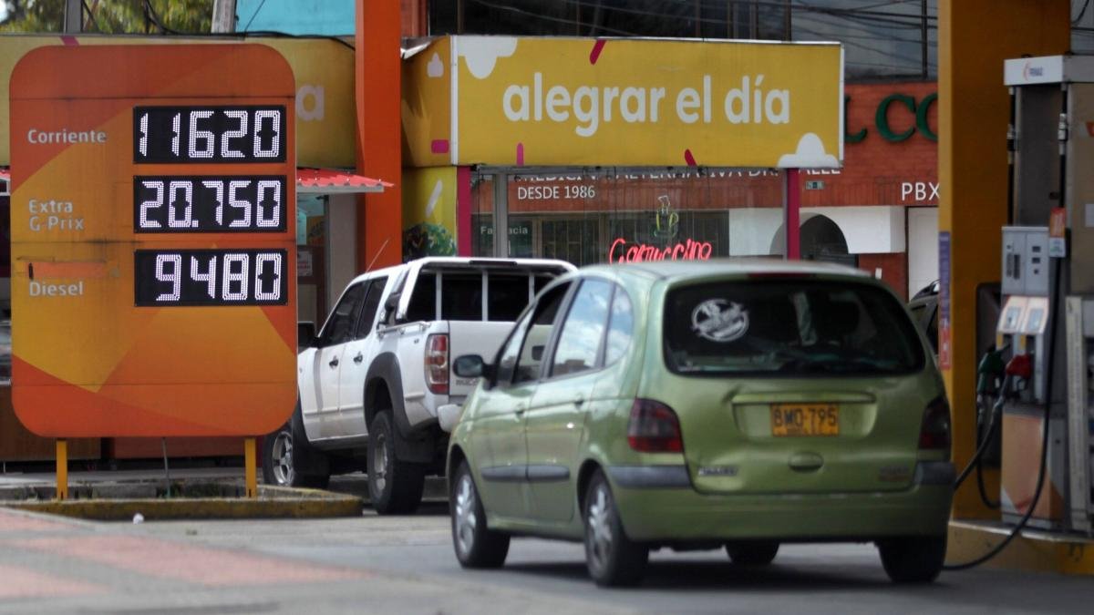 ¿Es hora de repensar la sobretasa a la gasolina? El reto que enfrenta Bogotá por auge de carros híbridos y eléctricos y su impacto en el recaudo