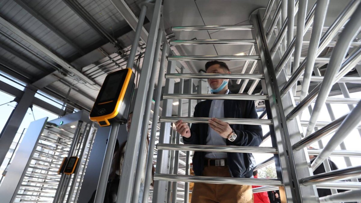 Tras ataques con cuchillo por parte de colados, TransMilenio instala torniquetes de piso a techo en el portal 20 de Julio