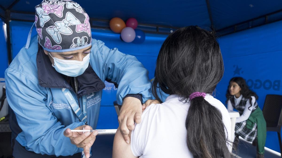 Bogotá se adelanta al pico respiratorio y ya vacunó a 6.000 gestantes contra la bronqui