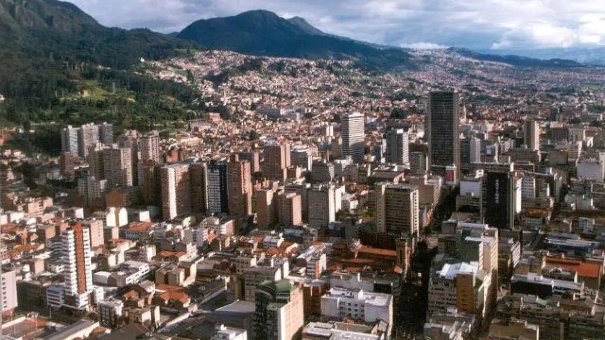 'alzas en los precios y reducción de la capacidad financiera'