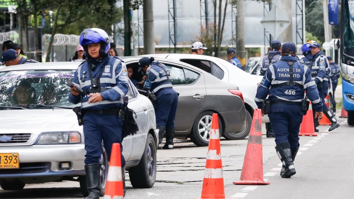 más de 20.000 vehículos que figuran a nombre de 'persona indeterminada' están en riesgo de que los inmovilicen en Bogotá