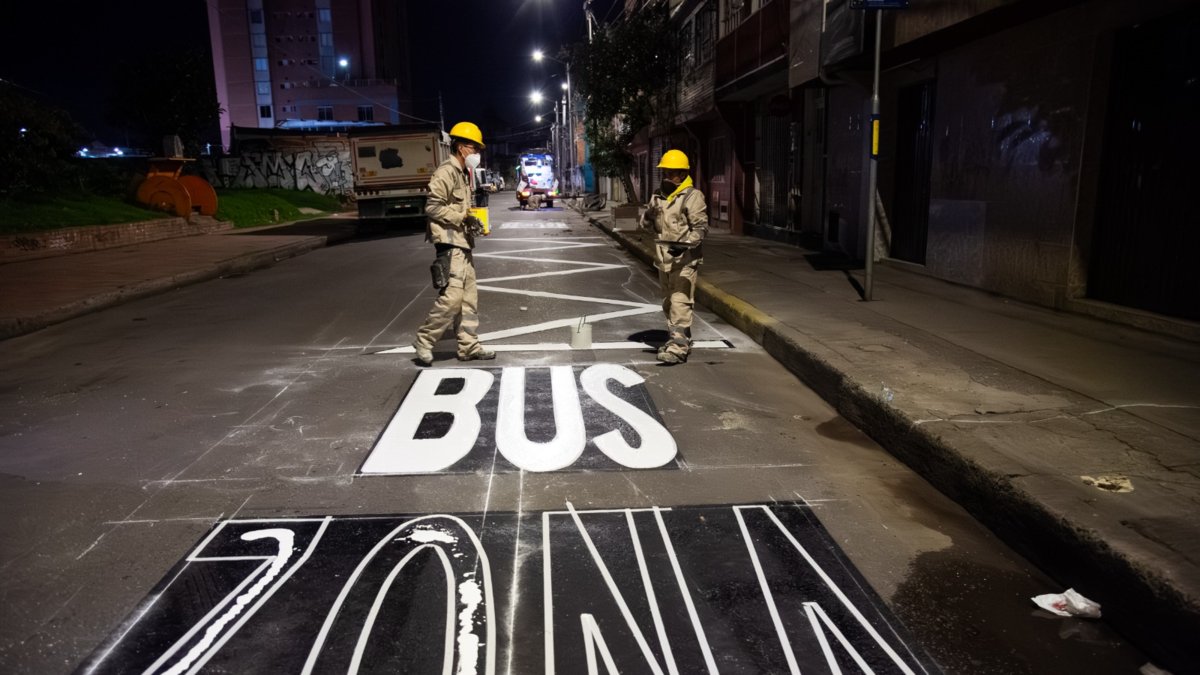 Bogotá refuerza la señalización vial en sus barrios para mejorar la seguridad y la movilidad
