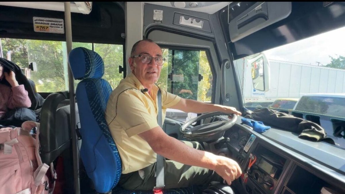 así viaja 'el Padre' por las carreteras de Antioquia, transformando su autobús en un lugar de devoción, protección y servicio.