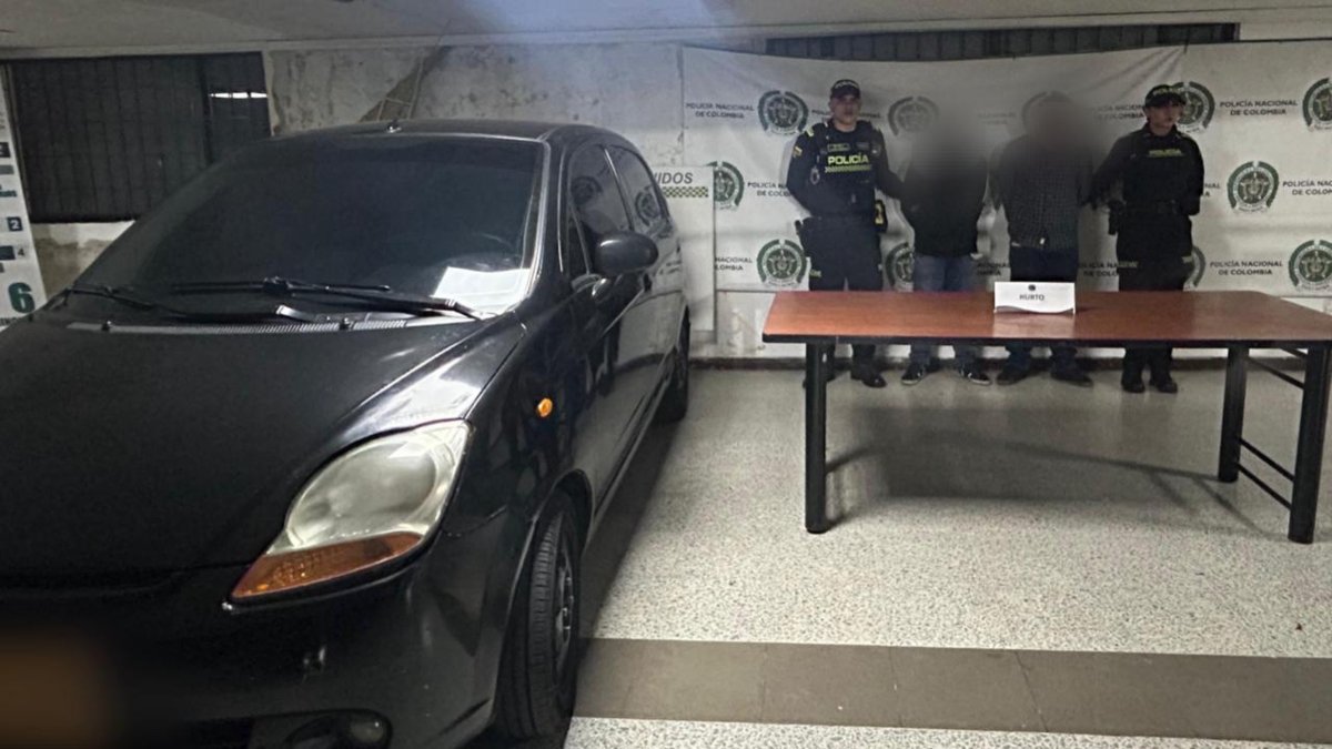Capturan a dos hombres que roban un vehículo en Barrios Unidos y huyen tras inmovil