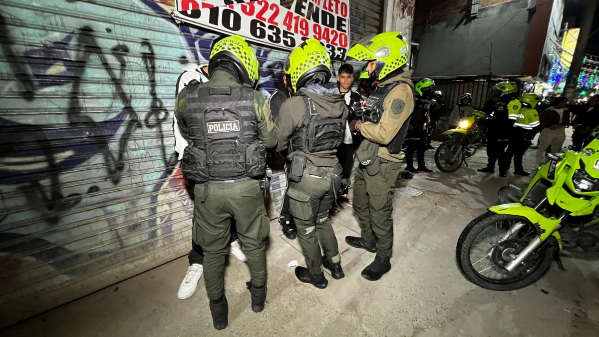 dos locales suspendidos, 83 dosis de drogas incautadas y armas blancas