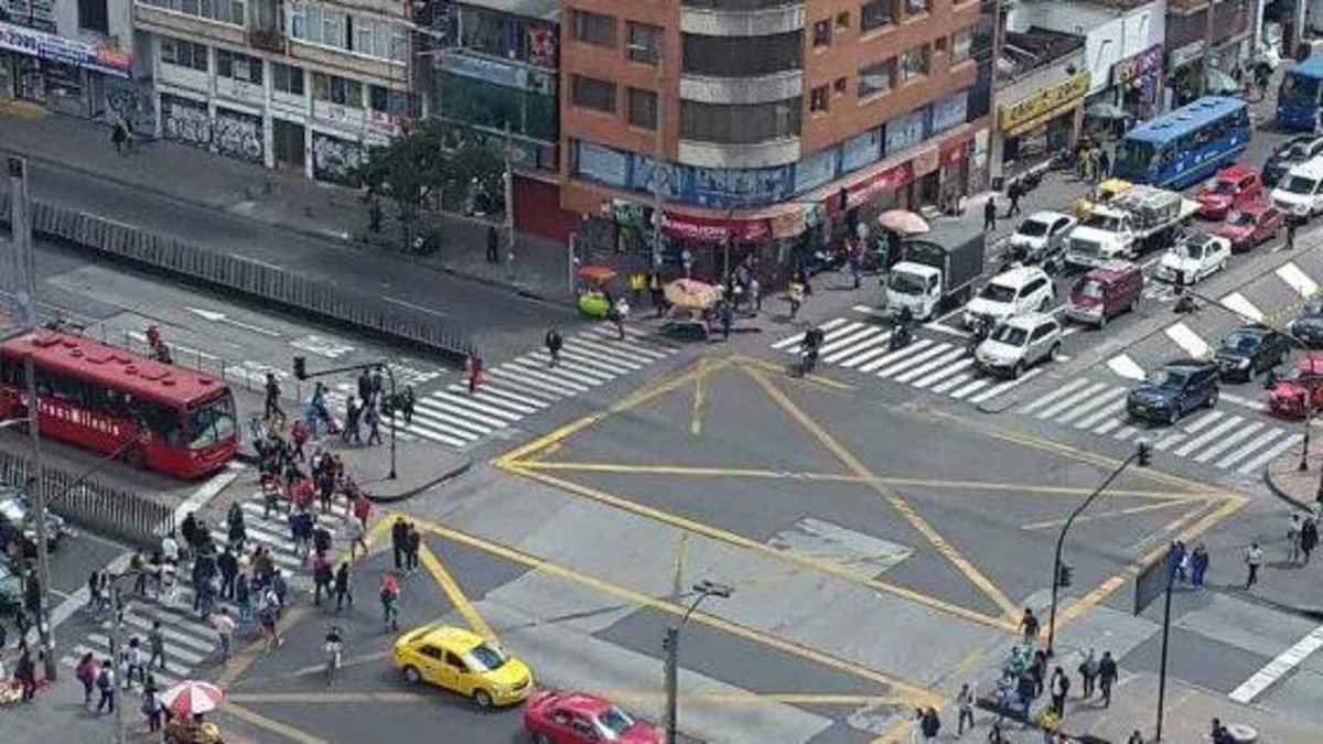 ¿Qué significa la X amarilla en las vías de Bogotá y de cuánto es la multa por ignorarla?