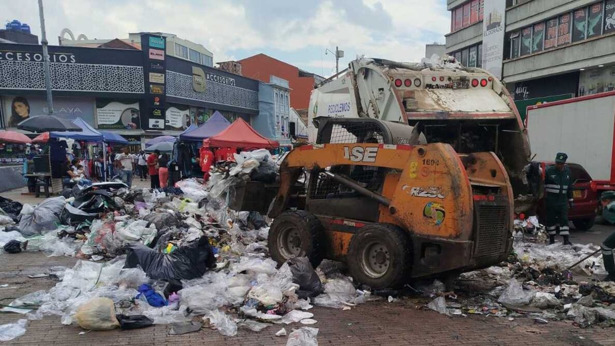 Autoridades intensifican operación de recolección de basuras en San Victorino, centro de Bogotá