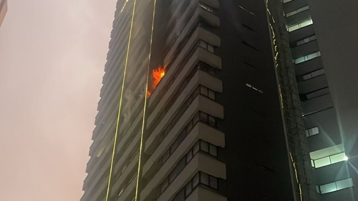 Emergencia por incendio en piso 14 del edificio del suroriente de Medellín durante la tradicional noche del Día de las Velitas