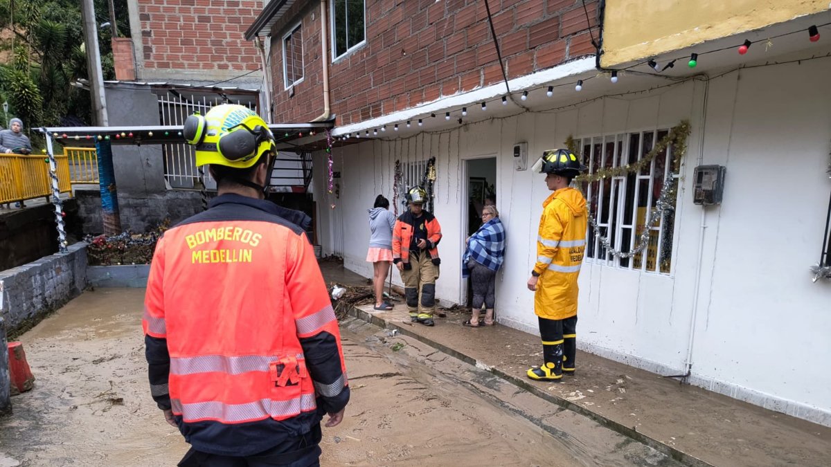 viviendas y camiones, afectados por el lodo y agua