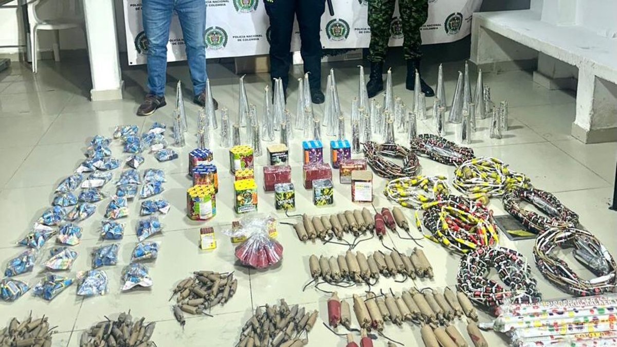 Día de Velitas | La policía atendió 445 casos de riñas y de violencia en hogares en Cali: decomisan 4.583 artículos de pólvora; en el mes, 86 kilos